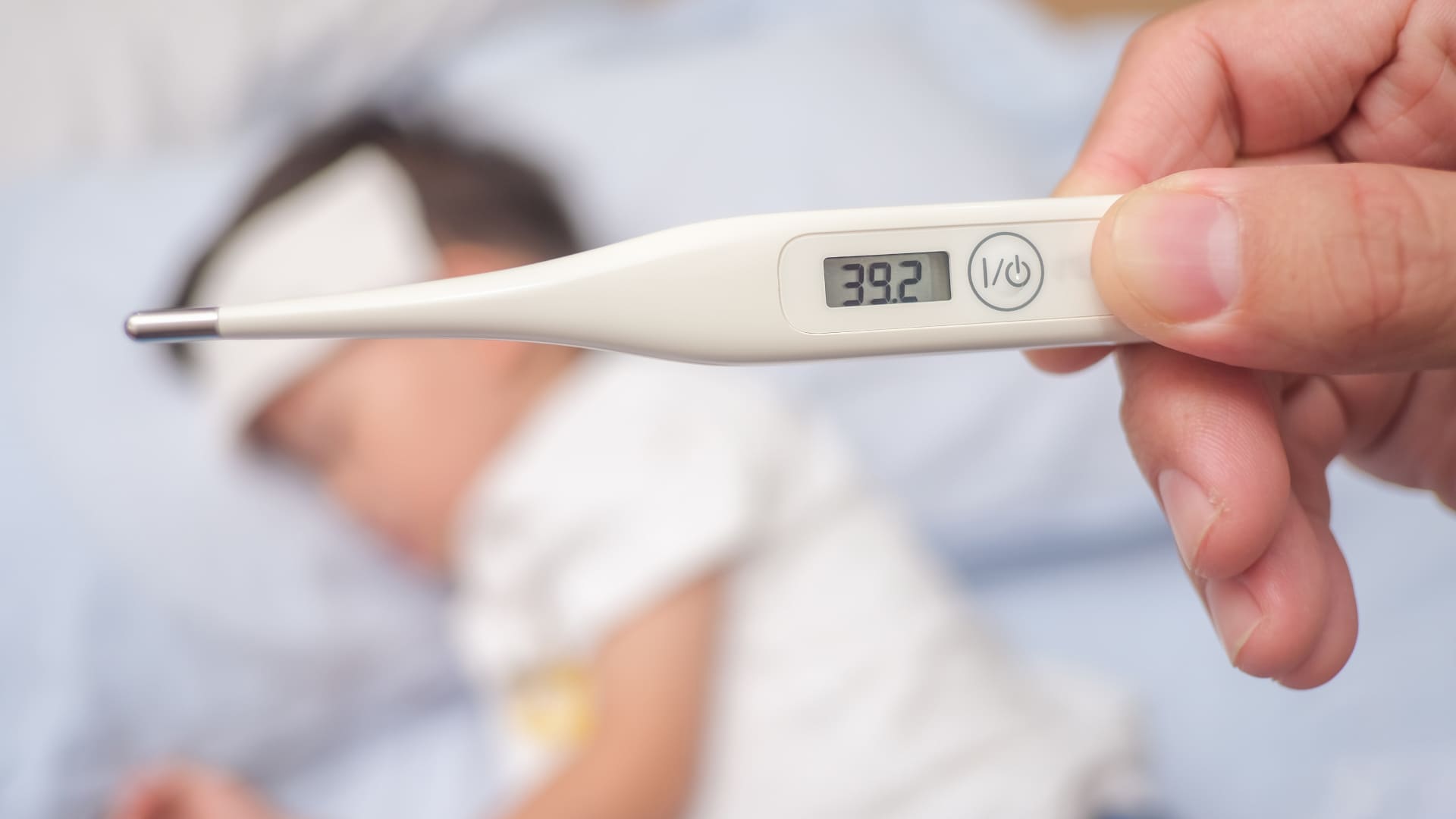 突然の発熱・お迎え要請！どう乗り切った？仕事と看病の「最大の綱渡りエピソード」を教えて！のサムネイル