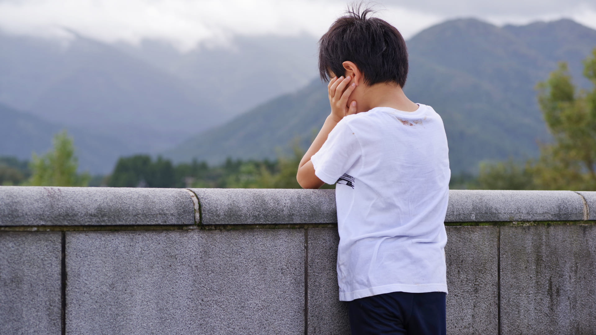  我が子がいじめに…？不安になったとき、親が「最初に取った（取る）行動」は？のサムネイル