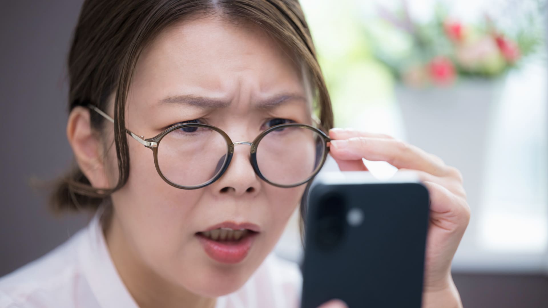 SNSで知ってしまったママ友の意外な一面のサムネイル