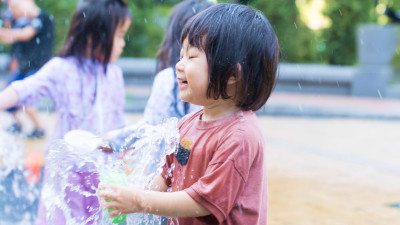 猛暑の夏休み、「近くにあったらもっと利用したい！」と思う施設やサービスはありますか？のサムネイル