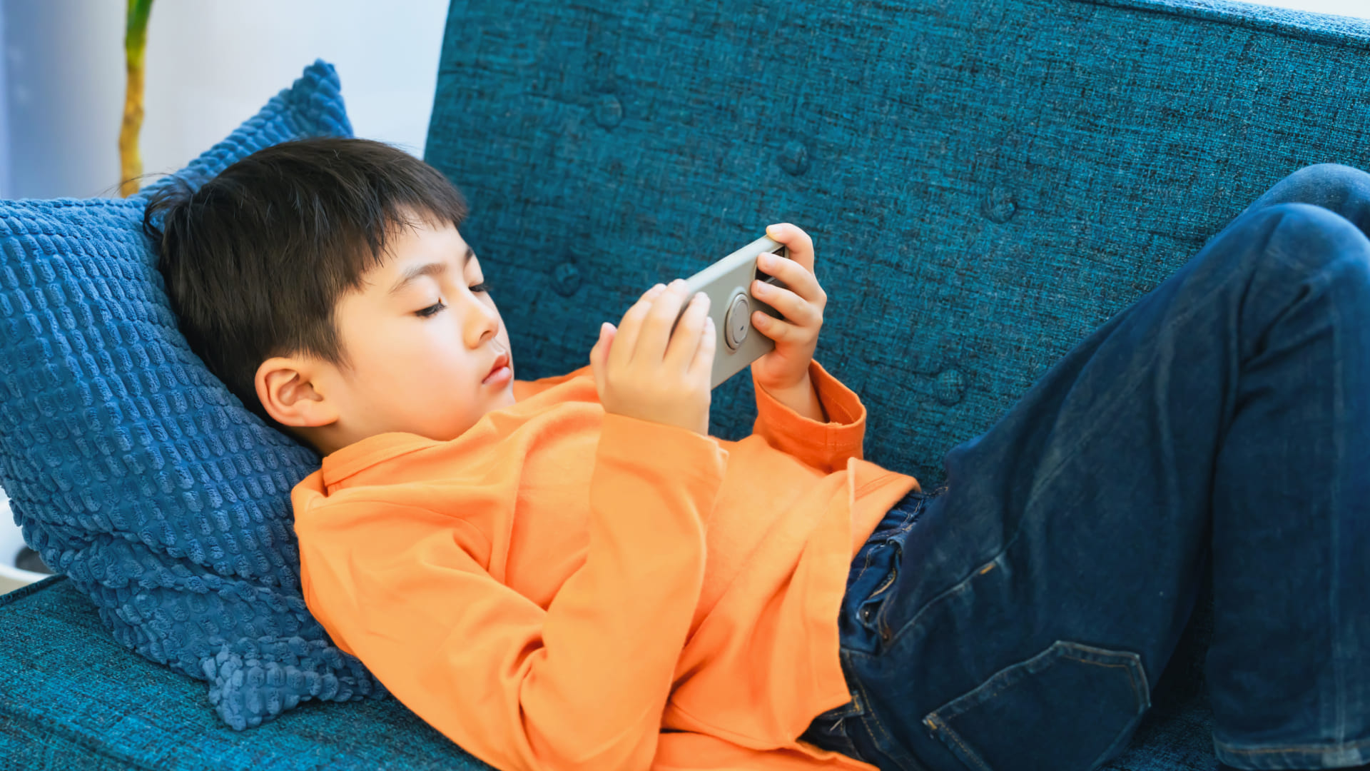 お子さんに動画やゲームを与えている間、親としてどのような感情になりますか？のサムネイル
