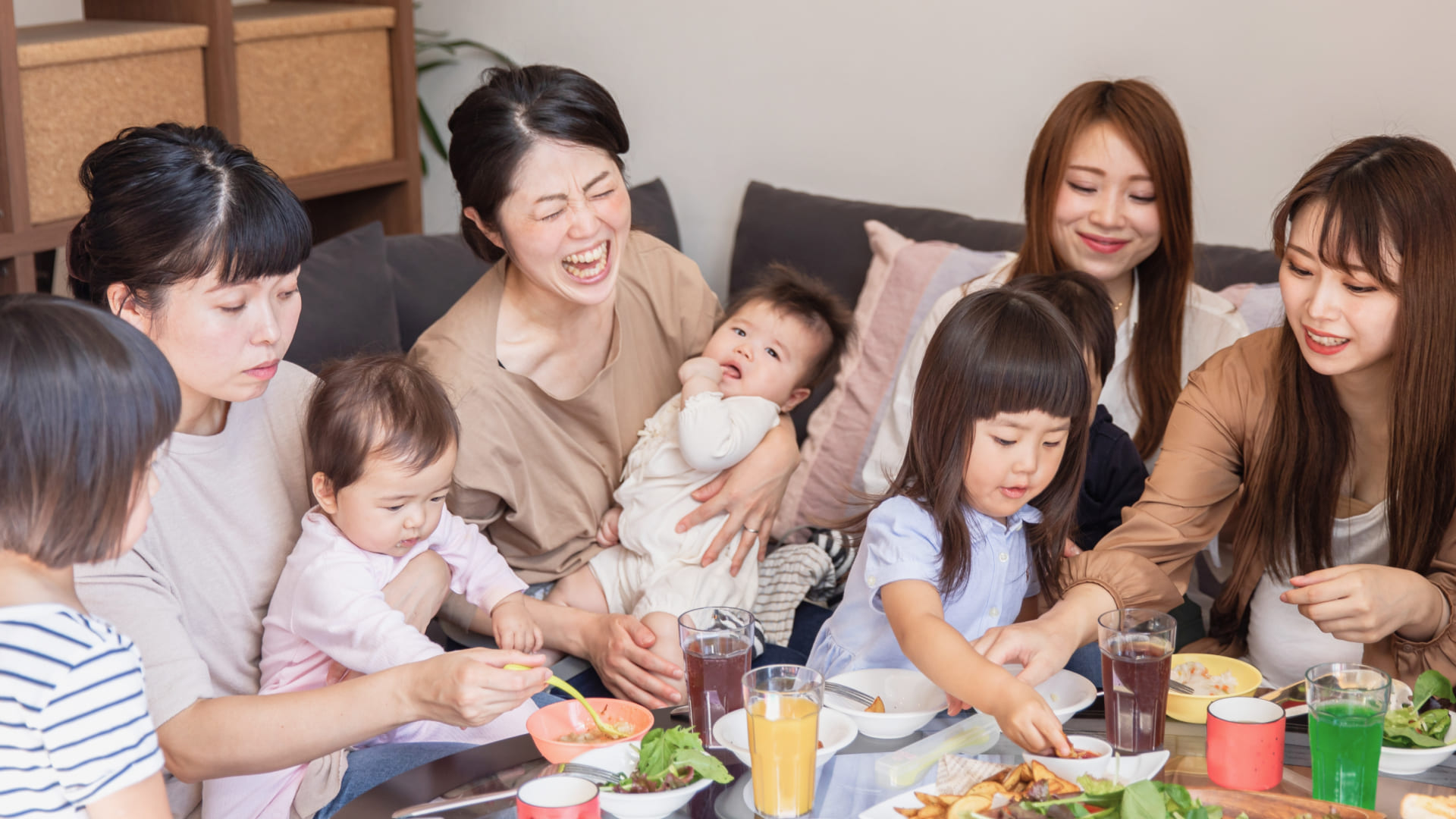 ママ友と話す時に多い話題はなに？のサムネイル