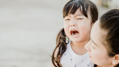 人見知りや場所見知りをする子どもへの対応で、ストレスに感じることは？のサムネイル