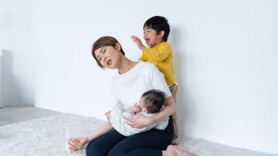 「今日は疲れた」とママが言った時の、パパの理想な返しは？のサムネイル