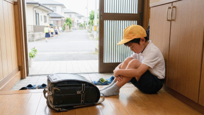 もし子どもが「学校行きたくない」と言い出したら、行かせる？休ませる？その理由も教えて。のサムネイル